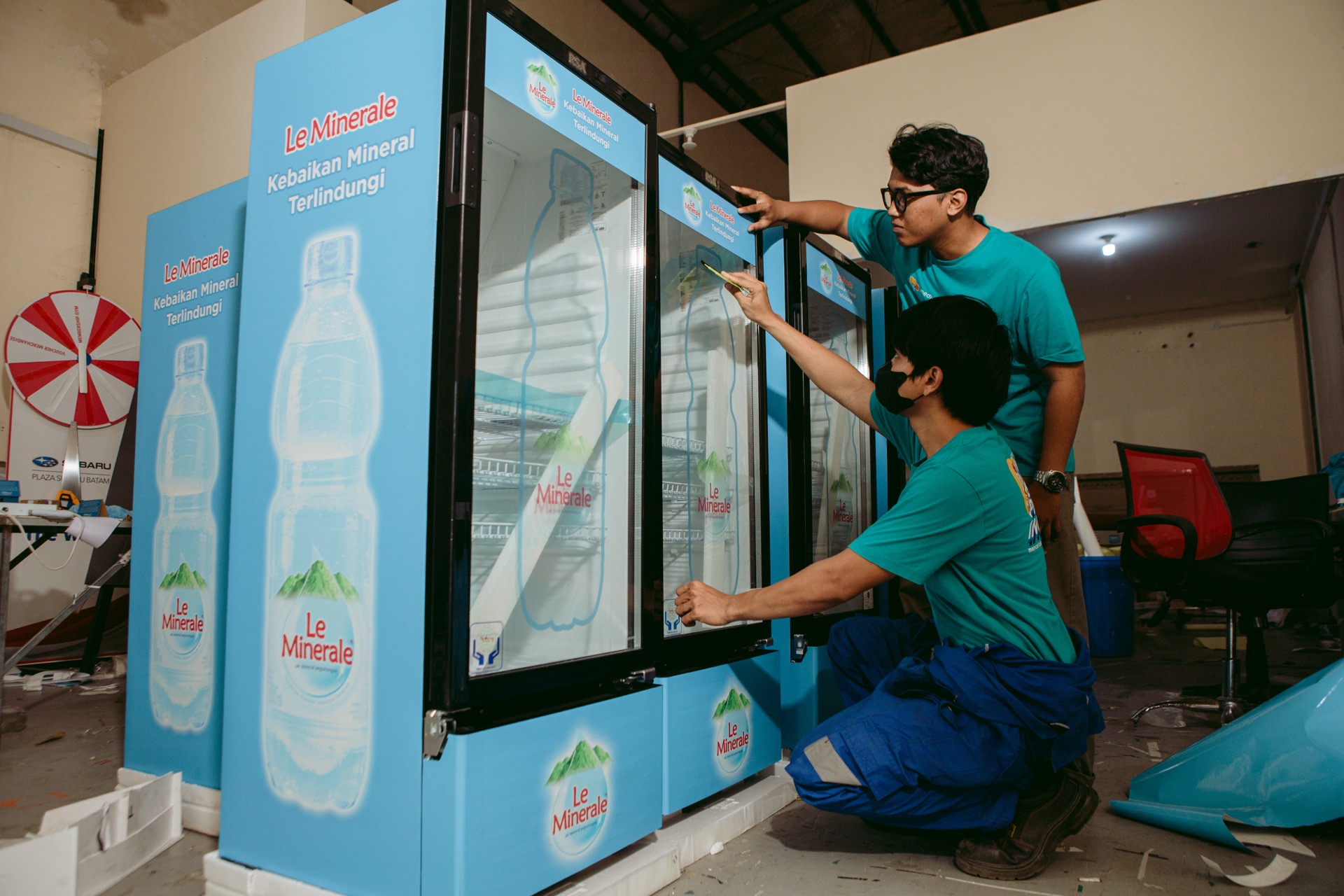 Aplikasi branding pada display retail Le Minerale oleh tim MPI