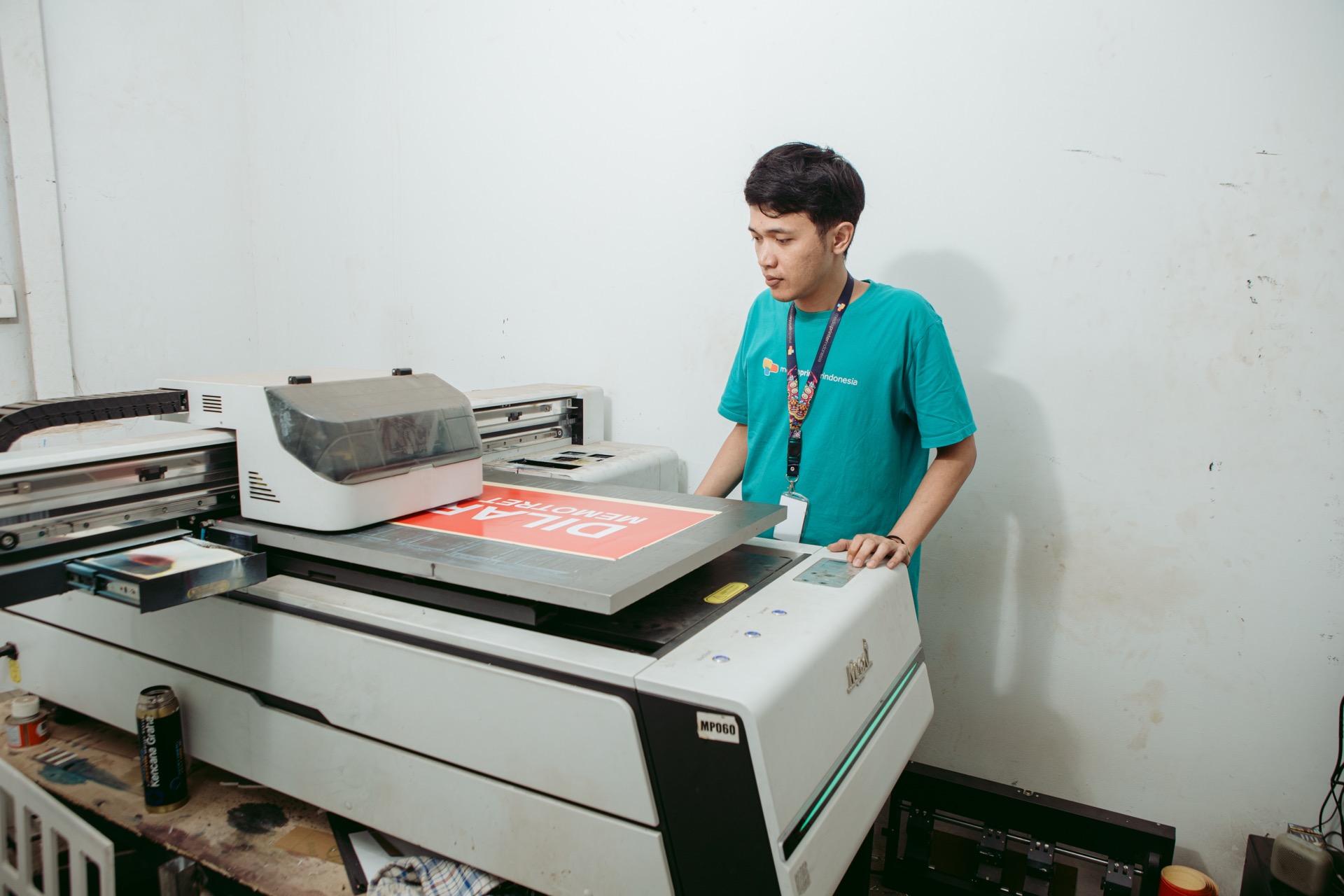 Mesin UV flatbed printing MPI mencetak souvenir custom